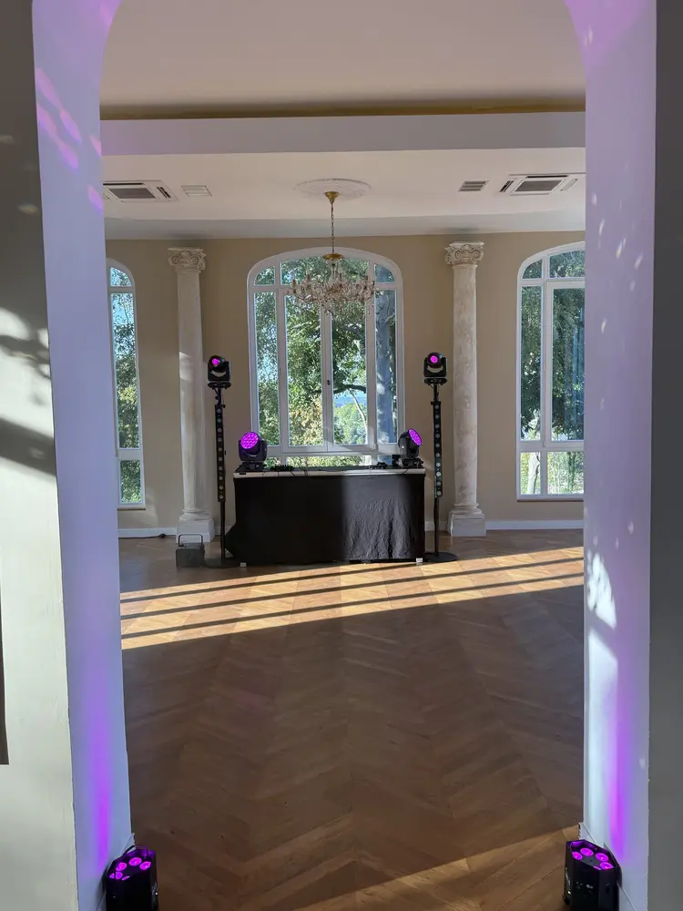 Mariage au château — Uplights sur les arches, cabine prête