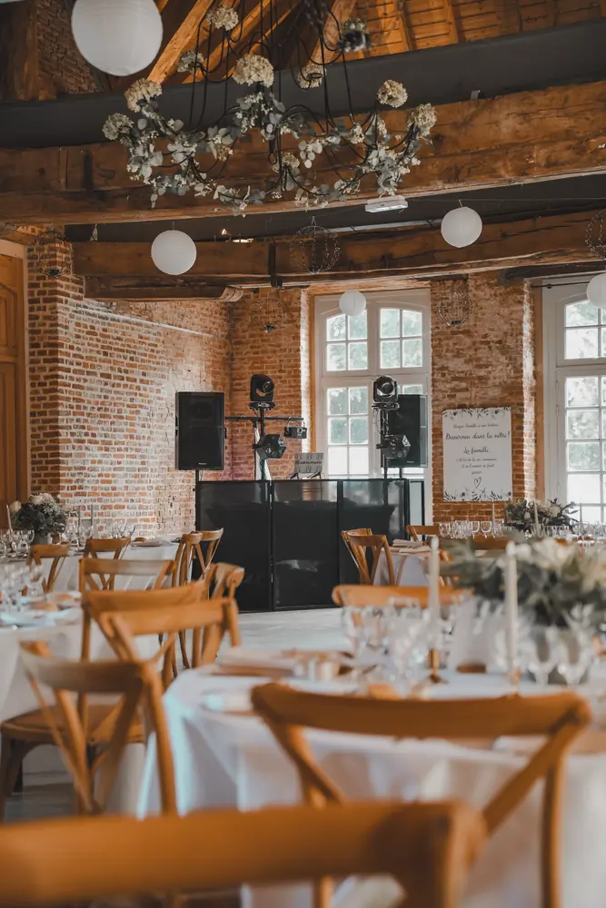 Salle de caractère — Briques, poutres et installation discrète