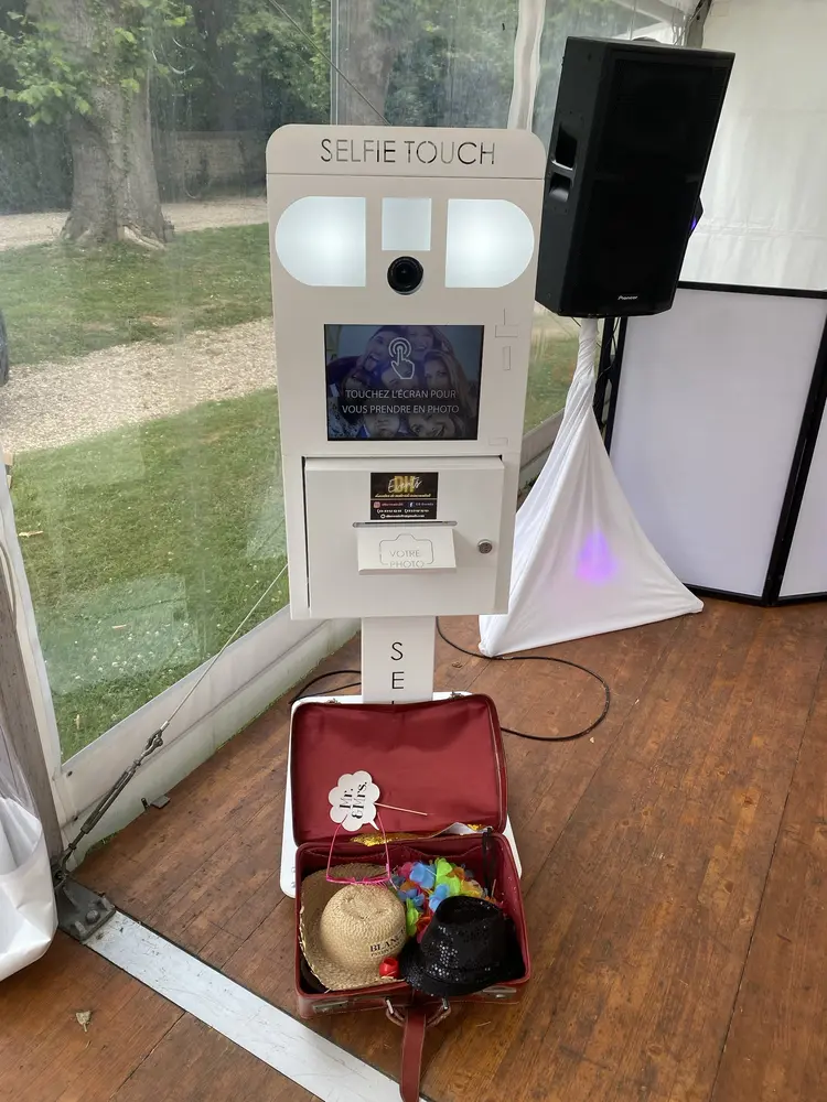 Borne selfie — Impression instantanée et malle d'accessoires