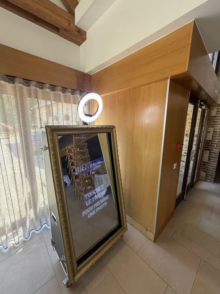 Miroir photo en salle — Cadre doré et anneau lumineux