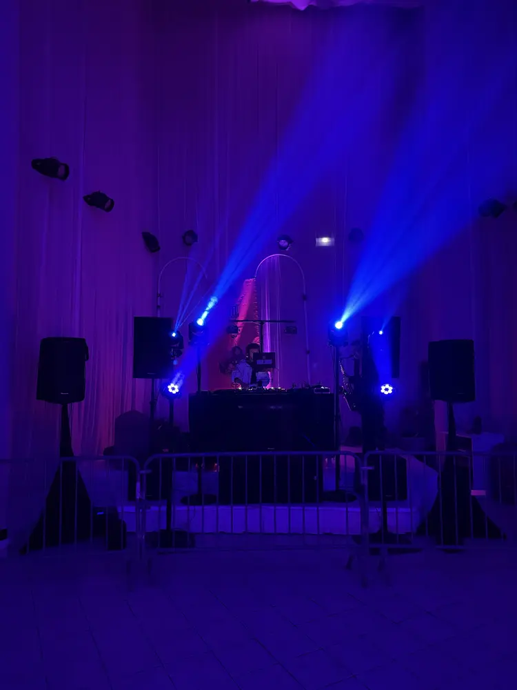 Lyres et lumière bleue dans une salle de réception