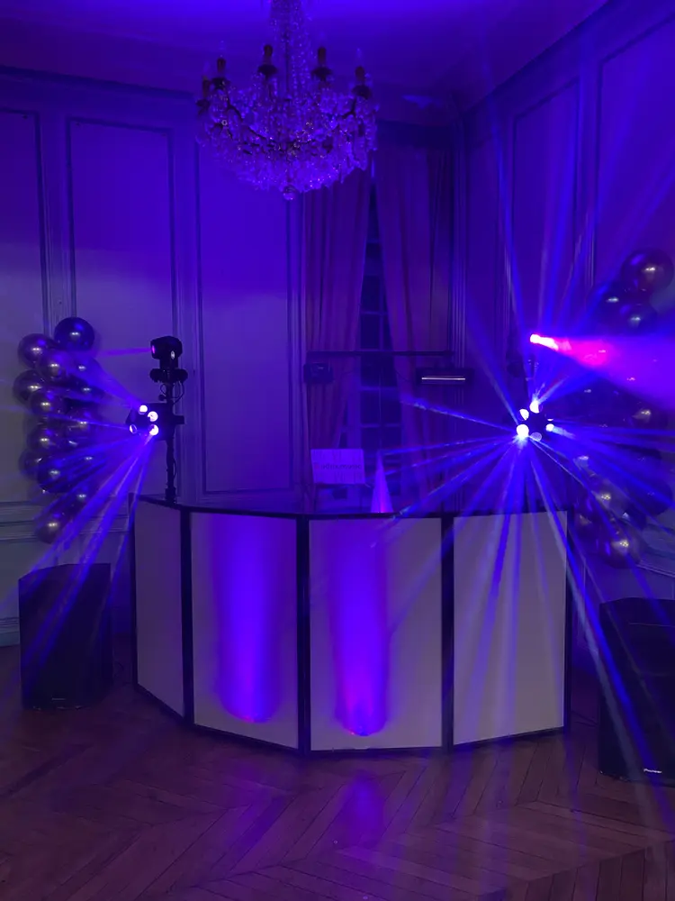 Salon aux moulures — Jeux de lumière et décor ballons