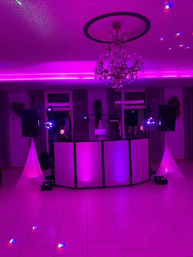 Réception au lustre — Ambiance violette, façade lumineuse