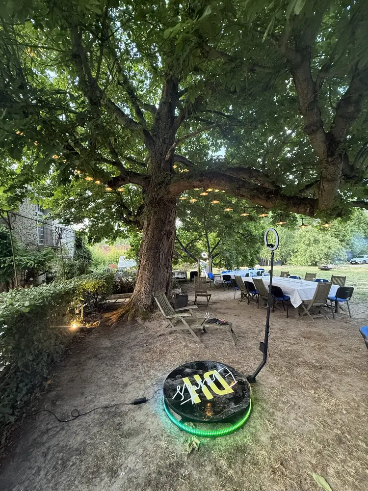 Vidéobooth 360° installé dans un jardin avant le dîner